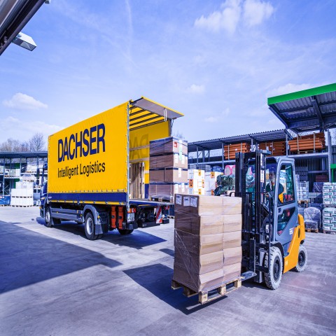 Chargement de palettes dans un camion DACHSER avec un chariot élévateur