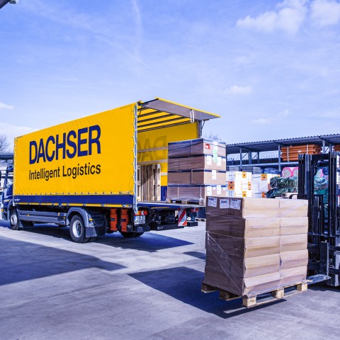 Chargement de palettes dans un camion DACHSER avec un chariot élévateur
