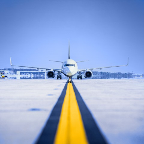 Avion de ligne vu de face sur le tarmac d’un aéroport