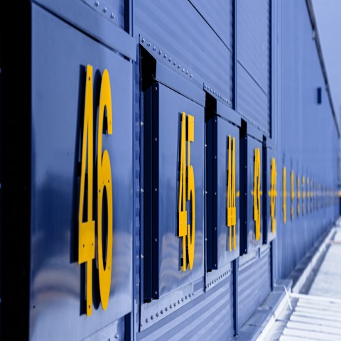 Rangée de portes de quai numérotées d’un entrepôt logistique