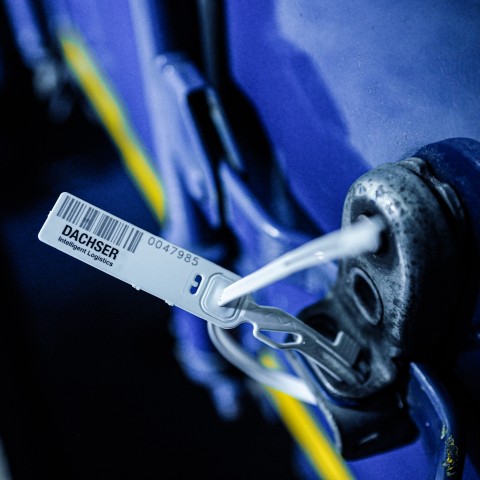 Scellé de sécurité DACHSER numéroté fixé sur la fermeture d’un camion
