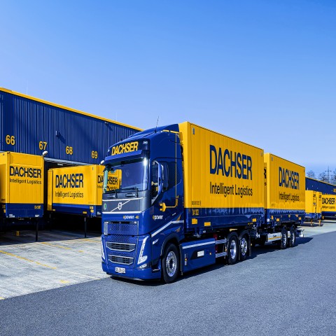 Camions et semi-remorques DACHSER sur un site logistique