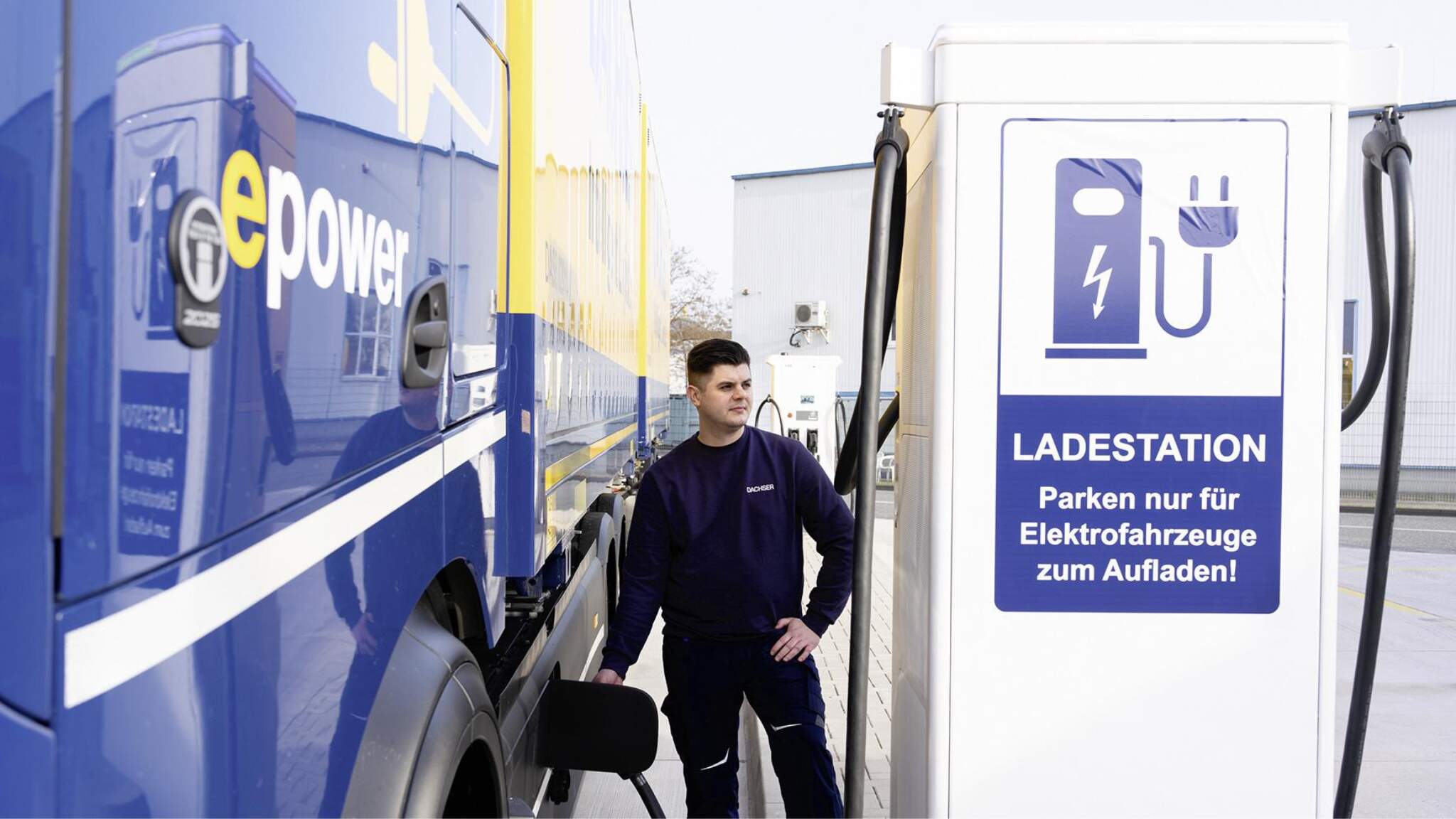 L'une des bornes de recharge pour v&eacute;hicules &eacute;lectriques chez DACHSER Hambourg.