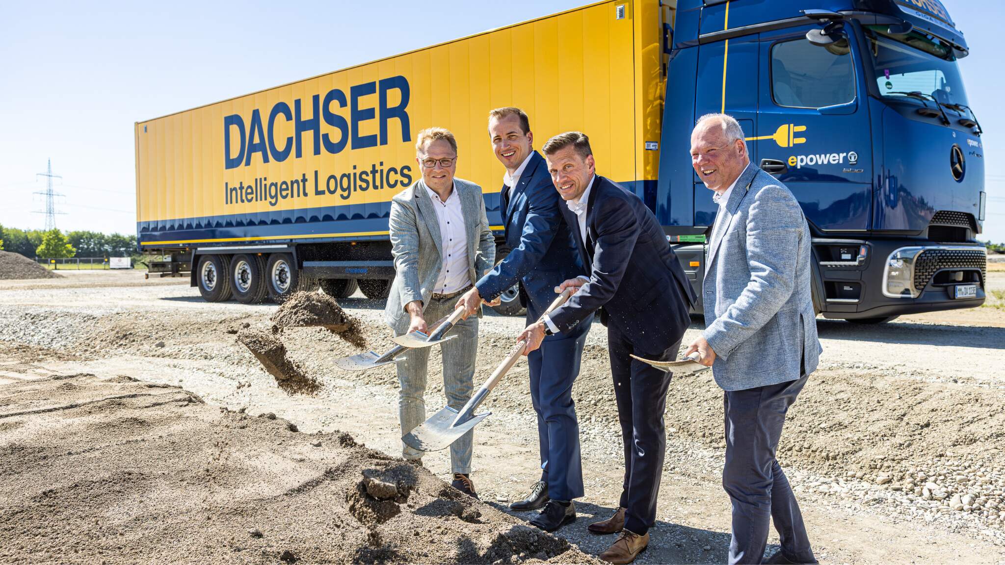 De gauche &agrave; droite : Florian Graber, Branch Manager Food Logistics; Daan van der Meer, Operations Manager Euronational Forwarding du centre logistique de l'Allg&auml;u; Alexander Tonn, COO Road Logistics DACHSER; Thomas Henkel, General Manager du centre logistique de l'Allg&auml;u. Photo credit: DACHSER / Matthias Sienz
 