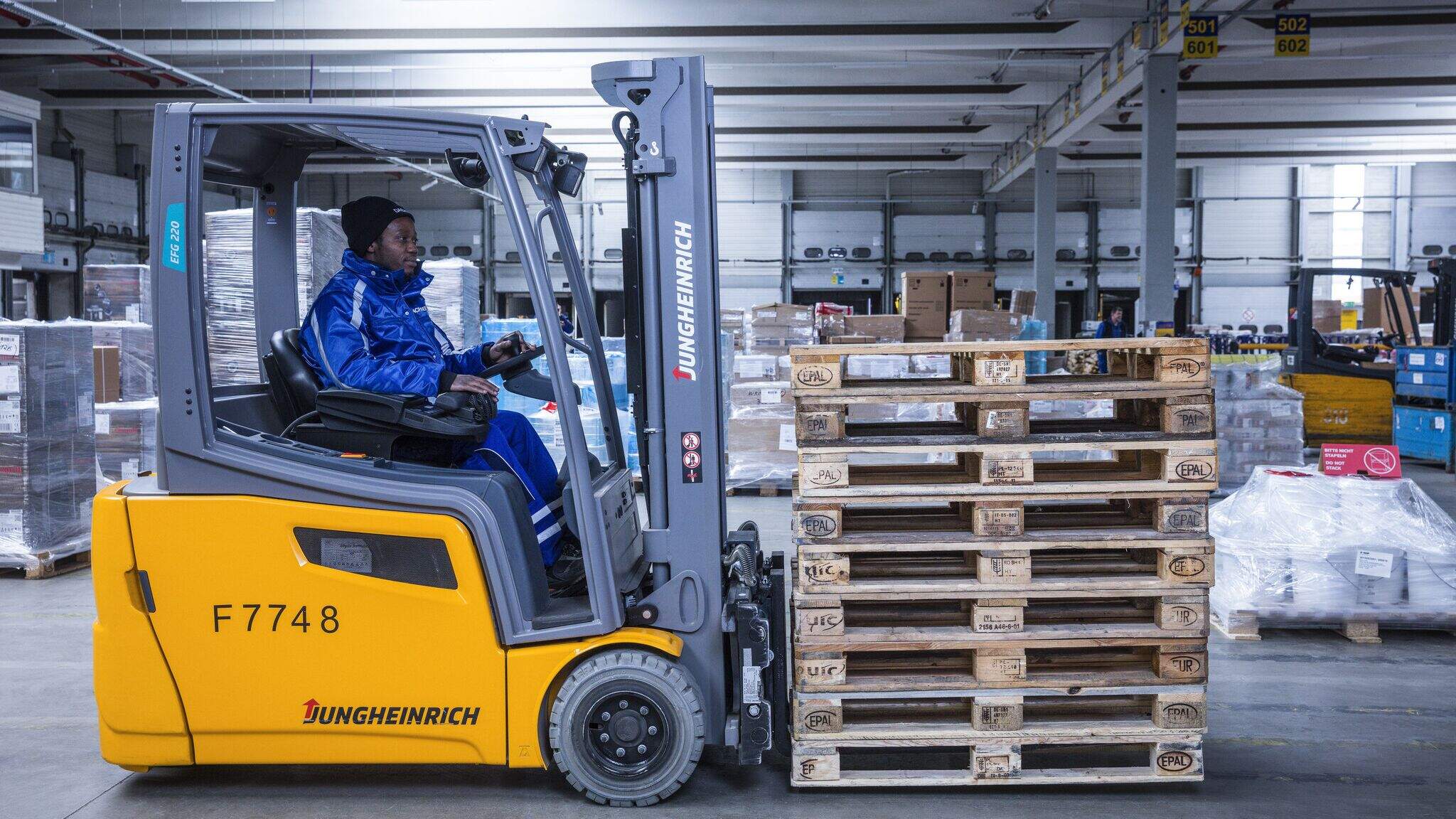 Les palettes Europe sont omnipr&eacute;sentes dans l’industrie et le commerce.