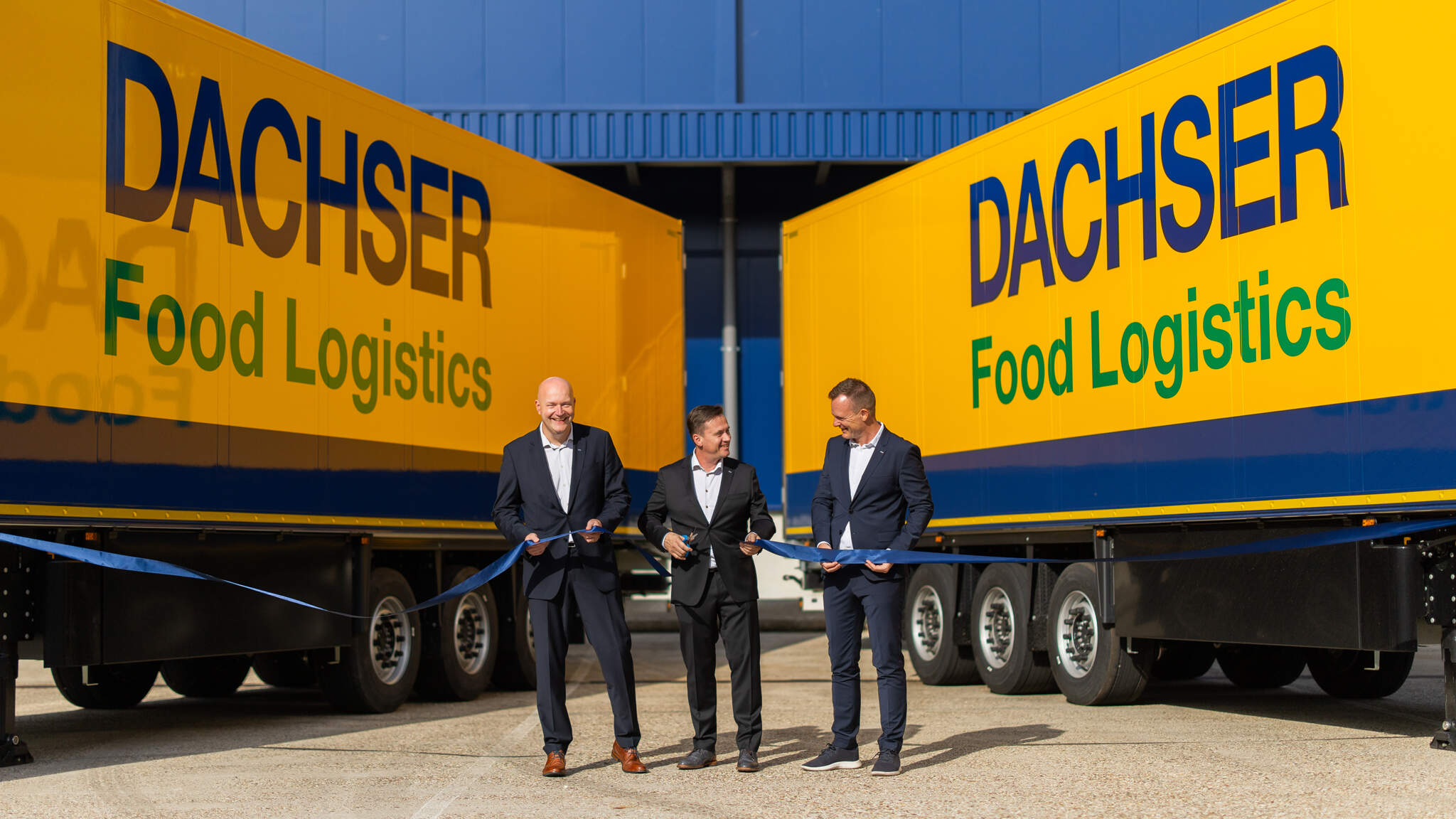 De gauche &agrave; droite : Barry Stegeman, Country Manager DACHSER Netherlands Food Logistics; Niels Tieleman, Branch Manager Food Logistics Waddinxveen; et Stefan Behrendt, Managing Director Food Logistics, lors de l'inauguration officielle &agrave; Waddinxveen.