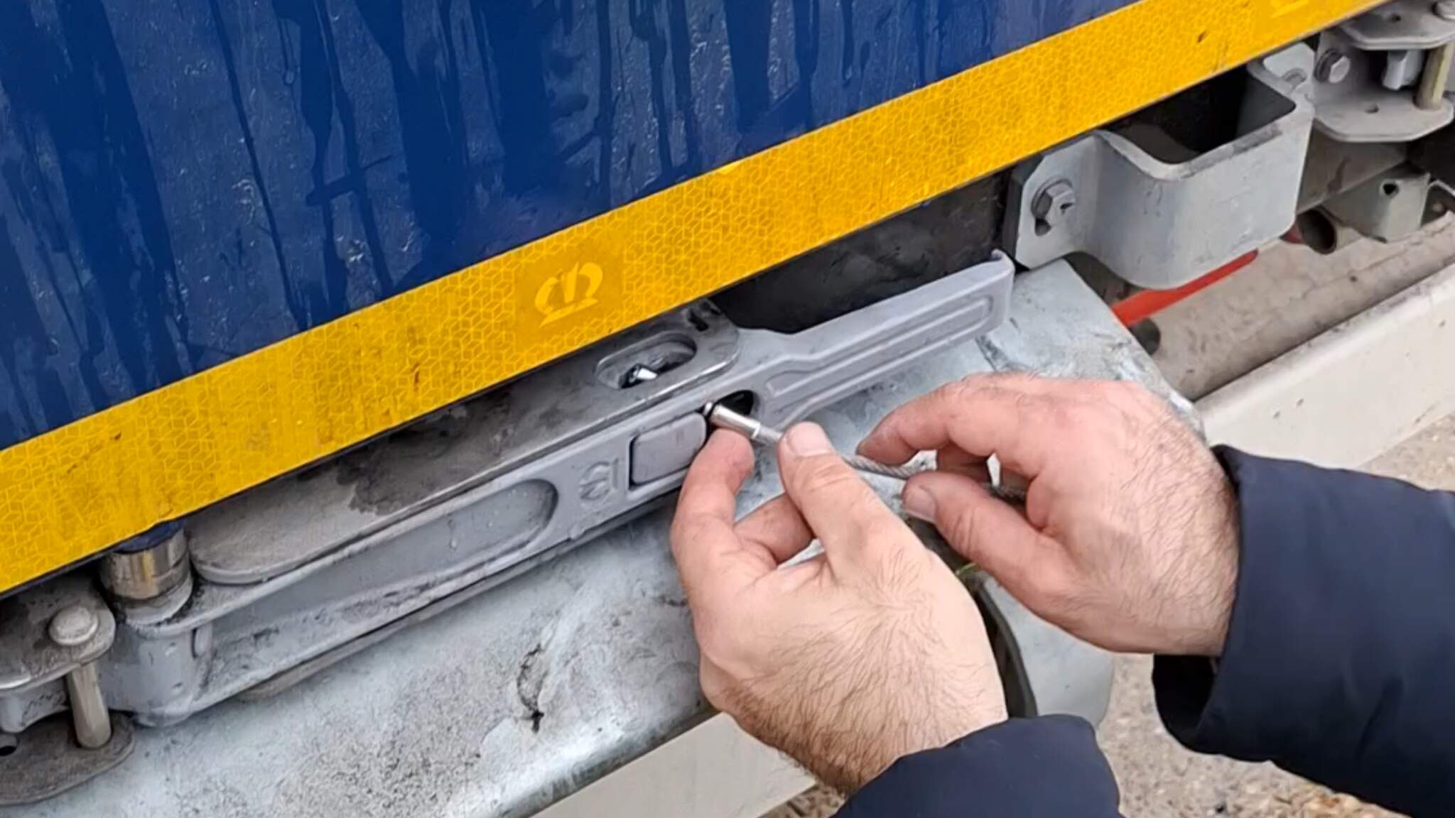Verrouillage de la porte arri&egrave;re avec un syst&egrave;me de boulons surveill&eacute; par GPS.