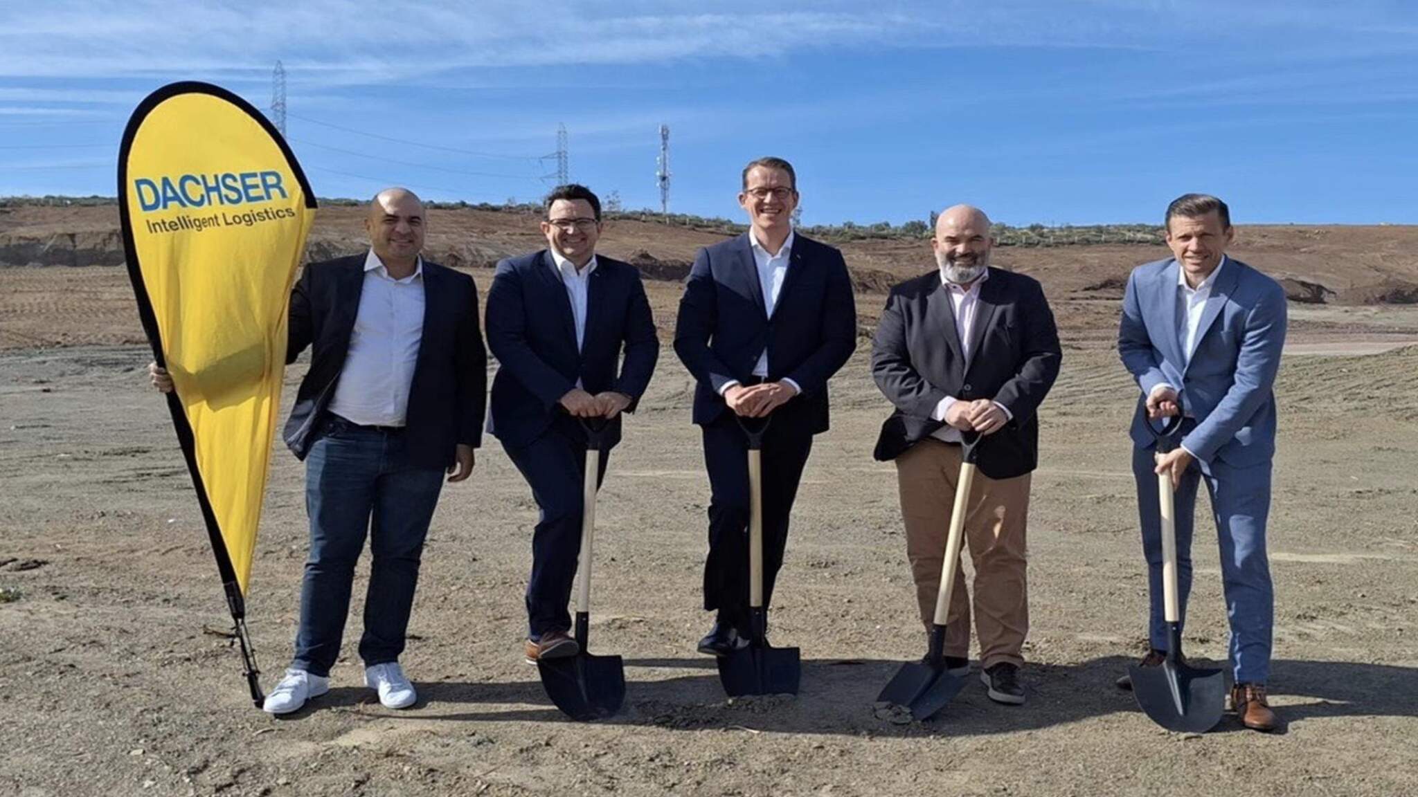 De Gauche à droite : M'hamed Chraibi, Regional Managing Director Maghreb & Türkiye, Stefan Hohm, Chief Development Officer, Burkhard Eling, Chief Executive Officer, Frédéric Dumort, Managing Director European Logistics France Maghreb Türkiye, and Alexander Tonn, COO Road Logistics lors de la cérémonie d'ouverture des travaux à Tanger Med.